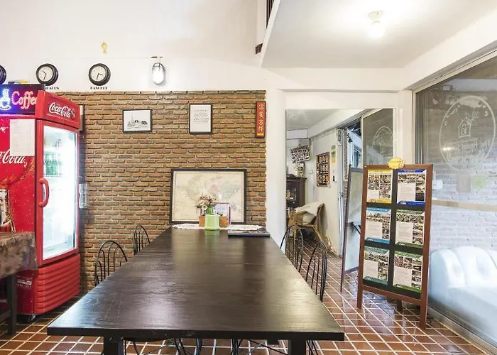 Home16 Sukhumvit16 Hostal